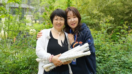 工作坊结束，抱着刚卷好的布卷