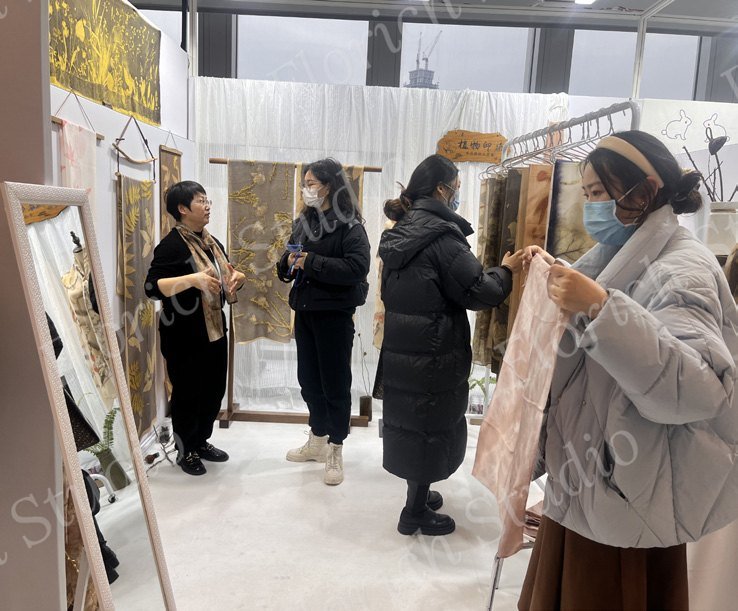 在展位和观众交流、解答问题